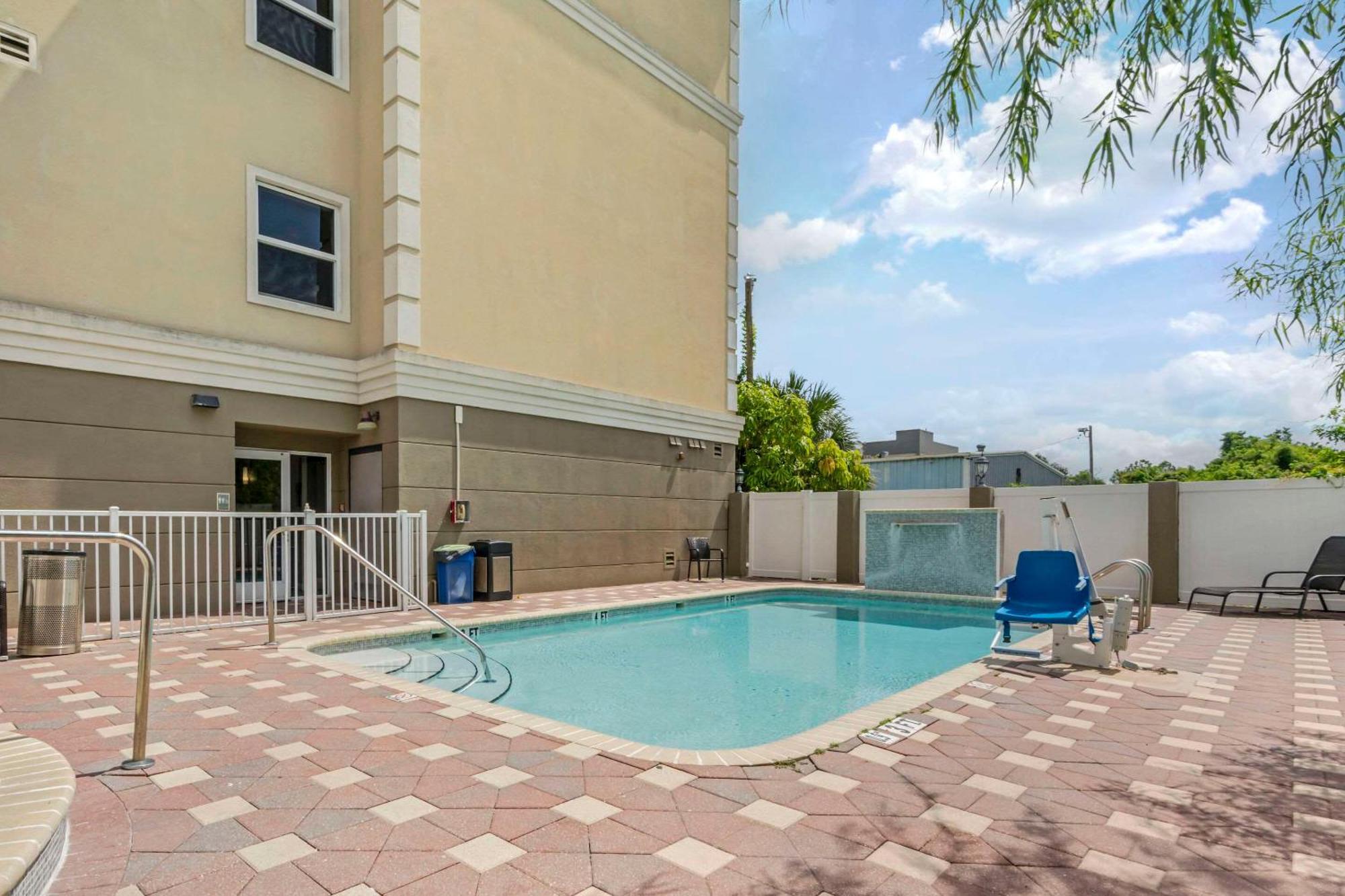 Country Inn & Suites By Radisson, Tampa Airport North, Fl West Chase Exterior photo